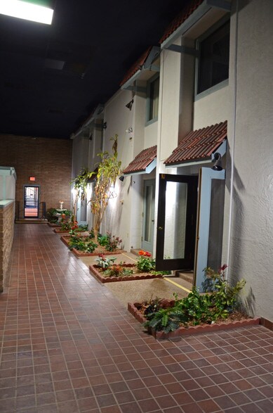 More Photos Of 1401 W US Highway 54, Pratt Hotel For Lease