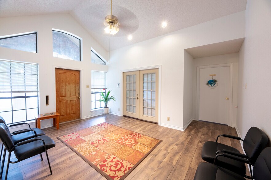 More Photos Of 1005 N Elm St, Denton Office For Lease