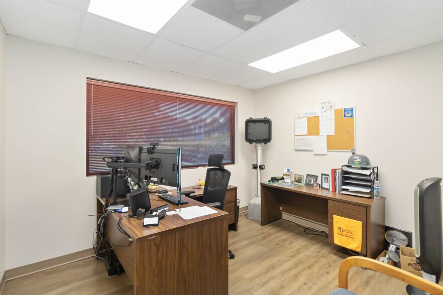 More Photos Of 1076 Florida Central Pky, Longwood Warehouse For Lease