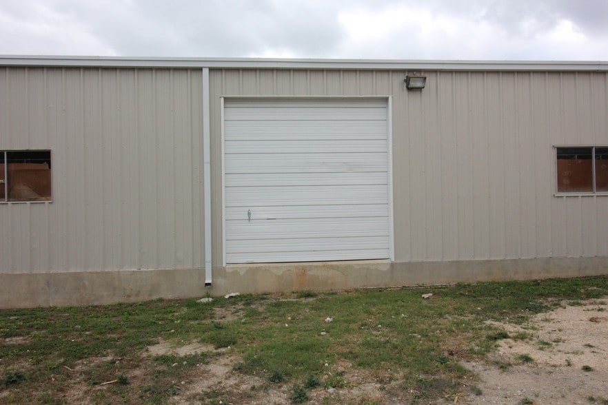 More Photos Of 61 Kinder, San Antonio Warehouse For Lease