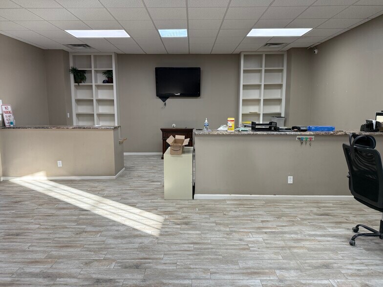 More Photos Of 109 Means Dr, Nicholasville Showroom For Lease