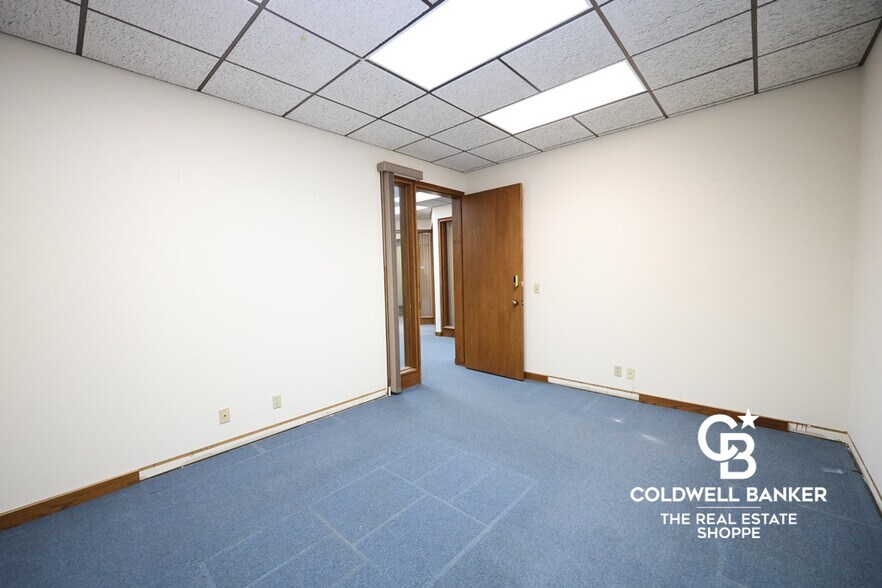 More Photos Of 911 N Main St, Garden City Office For Sale