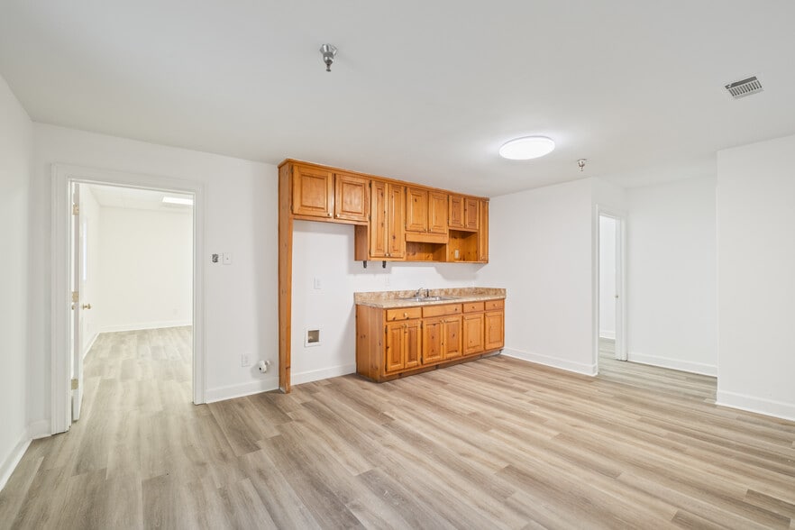 More Photos Of 1511 Commercial Ct, Jonesboro Warehouse For Sale