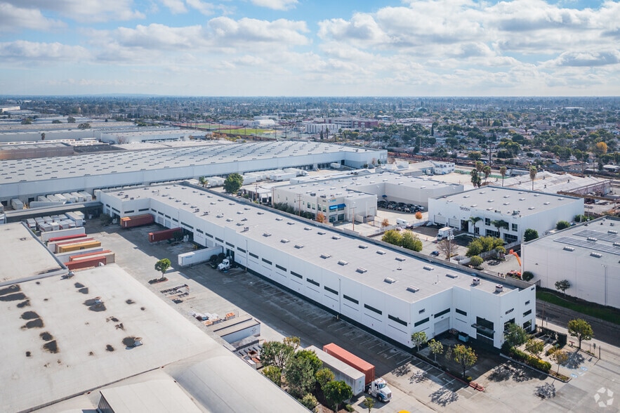 More Photos Of 5849-5853 E 61st St, Commerce Warehouse For Lease