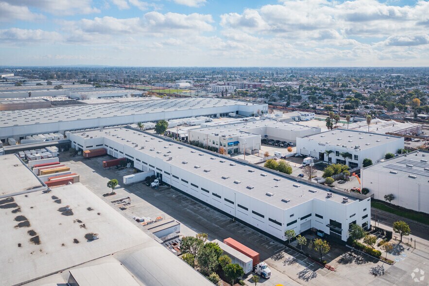 More Photos Of 5849-5853 E 61st St, Commerce Warehouse For Lease