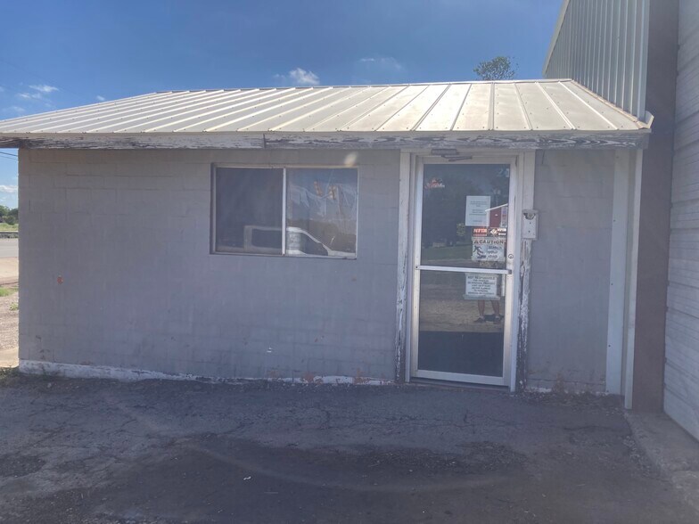 More Photos Of 2605 19th St, Hondo Light Manufacturing For Sale