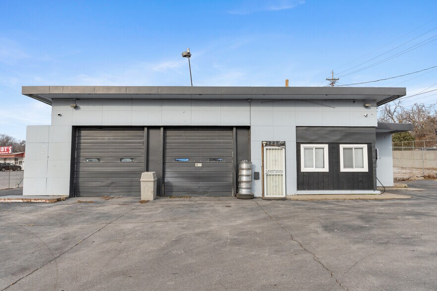 Primary Photo Of 4200 Redman Ave, Omaha Auto Repair For Sale