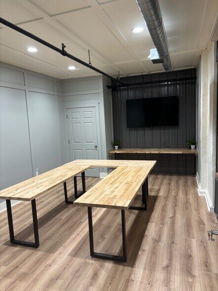 More Photos Of 160 S Poplar St, Elizabethtown Showroom For Lease