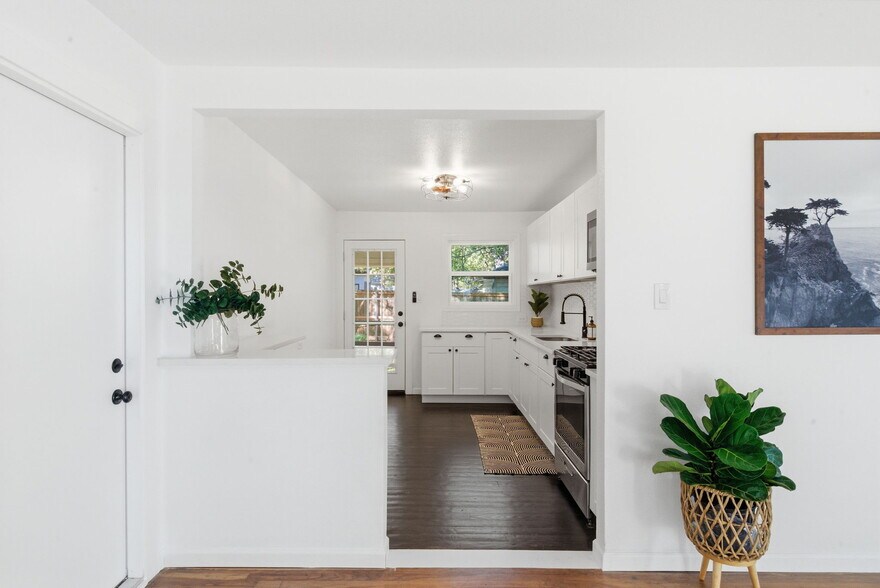 More Photos Of 112 W Akard St, Weatherford Flex For Sale