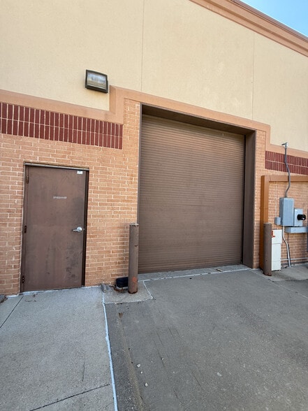 More Photos Of 2135 Southeast Pky, Arlington Unknown For Lease