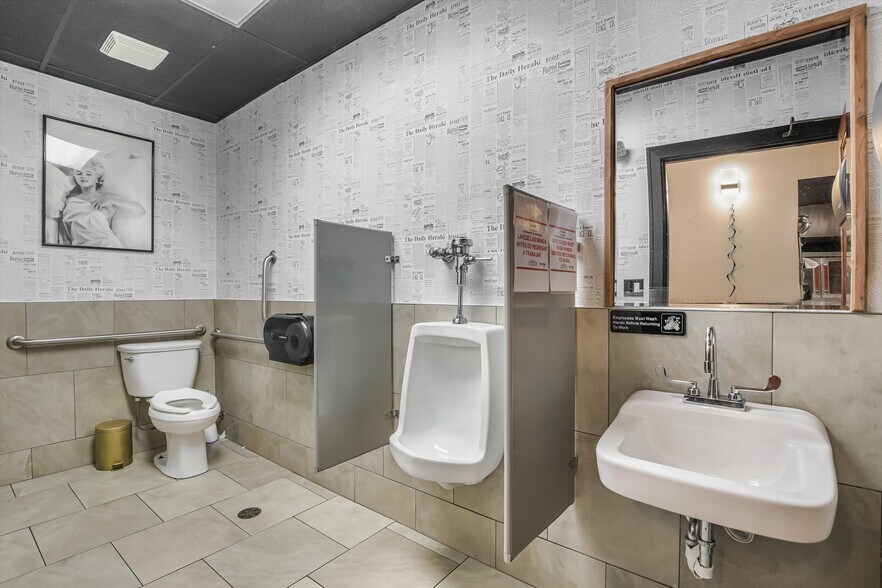 More Photos Of 5481 N Northwest Hwy, Chicago Storefront Retail Residential For Sale