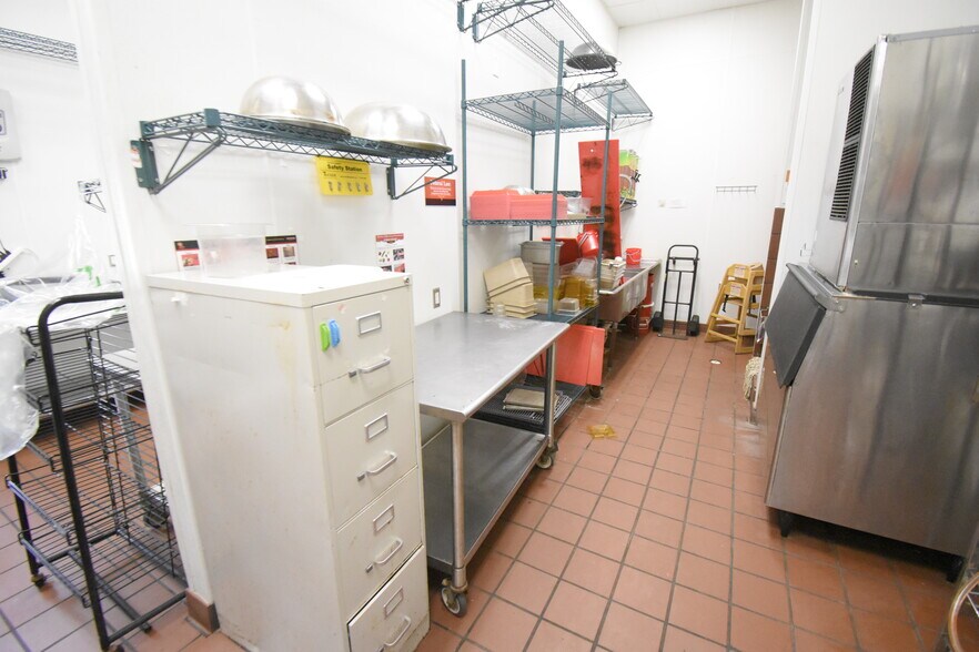 More Photos Of 253 N Bypass 35, Alvin Storefront For Lease