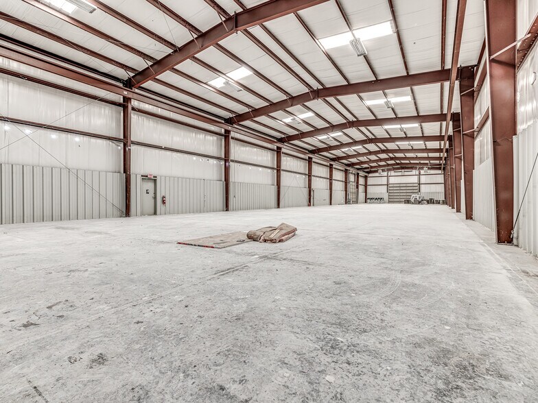 More Photos Of 4900 S Rockwell St, Oklahoma City Warehouse For Lease