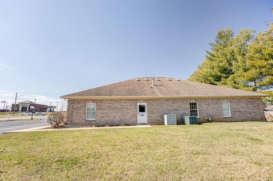 More Photos Of 824 N Market St, Waterloo Medical For Sale