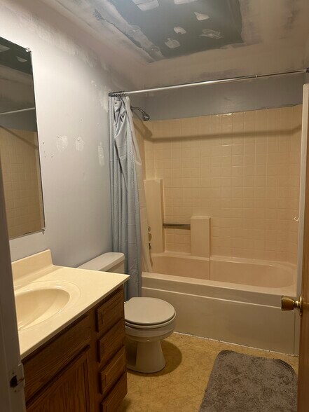 More Photos Of 302 N Main St, Melbourne Hotel For Sale