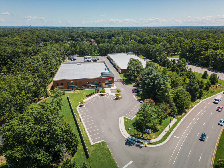 Primary Photo Of 27 N Courthouse Rd, Richmond Self Storage For Lease