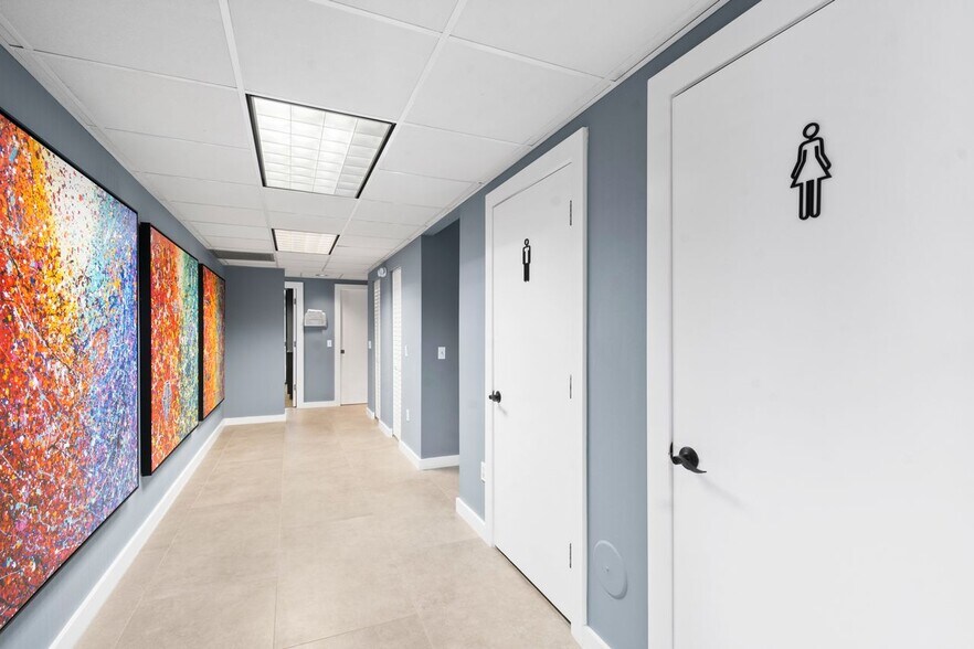 More Photos Of 2501 S Tamiami Trl, Sarasota Office For Sale