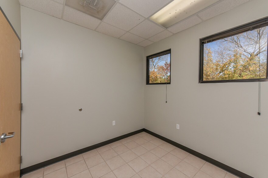 More Photos Of 5751 Blythewood St, Houston Unknown For Lease