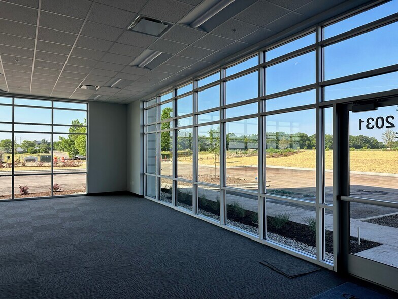 More Photos Of 2031 Geneva Dr, Geneva Distribution For Lease