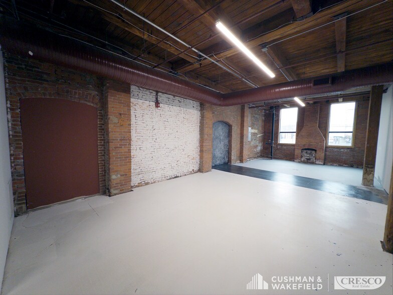 More Photos Of 1161-1163 E 40th St, Cleveland Warehouse For Lease