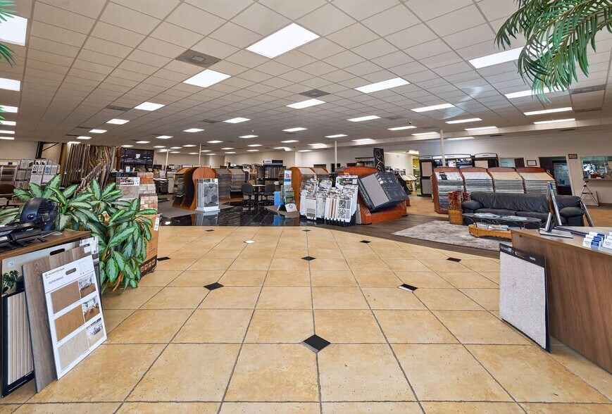 More Photos Of 3500 N Palafox St, Pensacola Showroom For Sale
