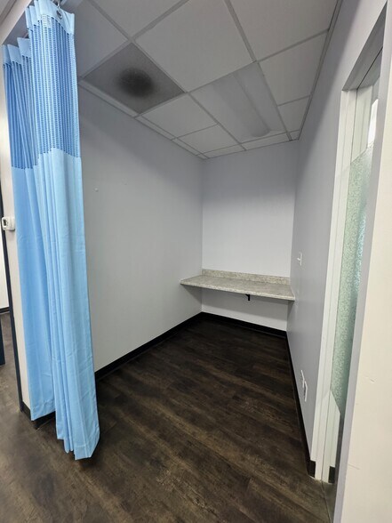 More Photos Of 4950-5020 W Dempster St, Skokie Unknown For Lease