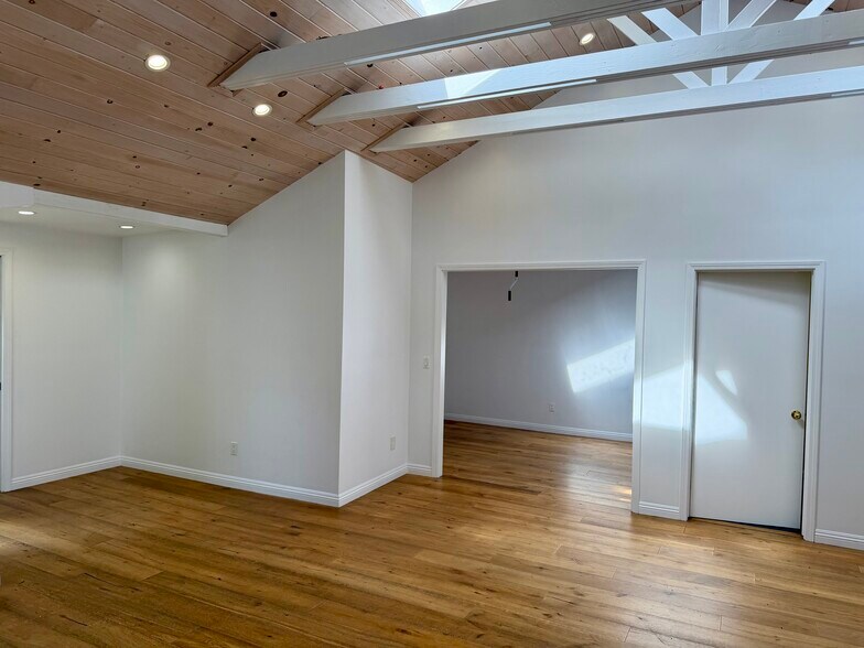 More Photos Of 798 Main St, Venice Storefront Retail Office For Lease