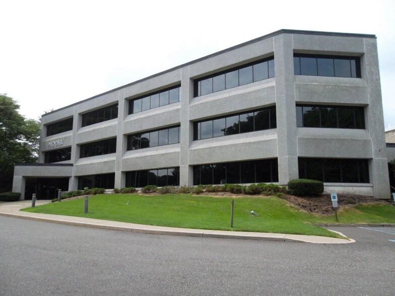 More Photos Of 107 Beaverbrook Rd, Lincoln Park Flex For Lease