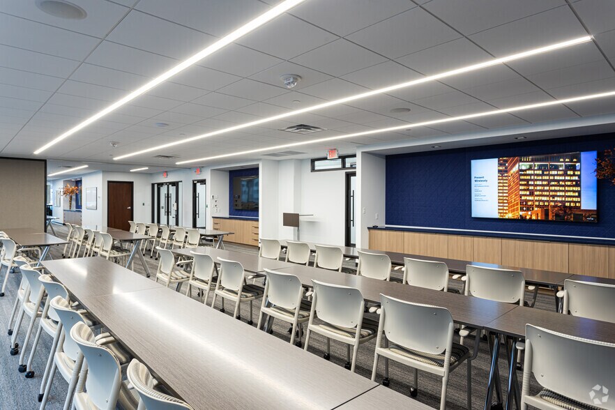 More Photos Of 7701 Forsyth Blvd, Clayton Office For Lease