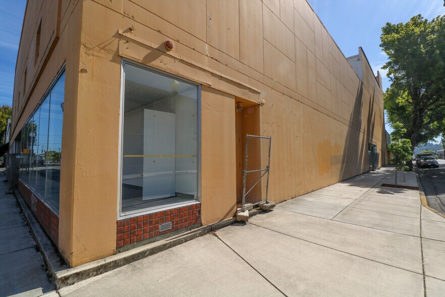 More Photos Of 181 Anderson Ave, Coos Bay Department Store For Sale