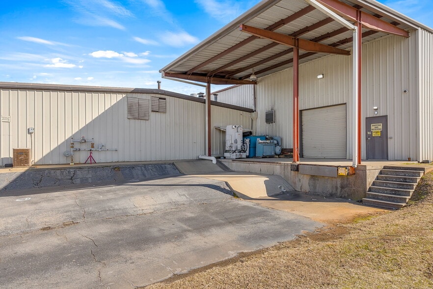 More Photos Of 110 Lee Joyal Rd, Duncan Service For Lease