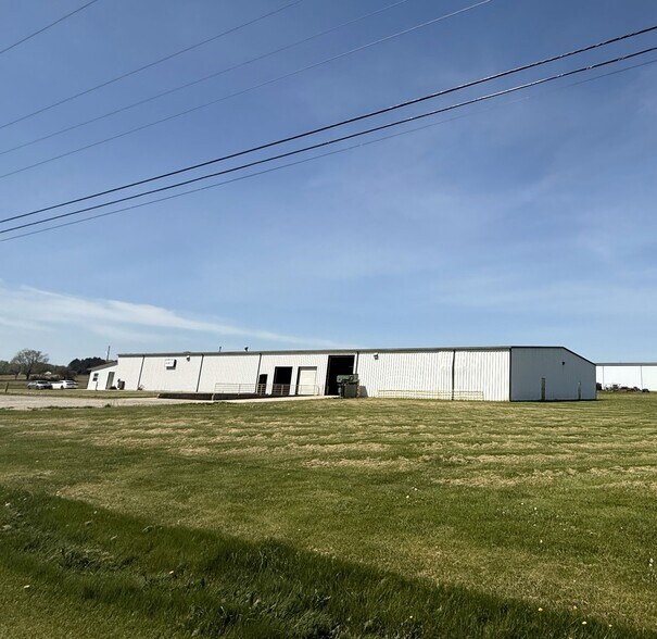 More Photos Of 1100 N Fifth St, Greenfield Service For Lease