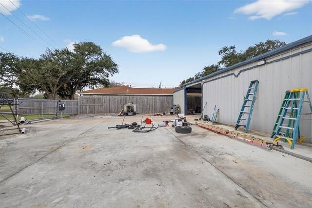 More Photos Of 3050 E Parkway St, Groves Showroom For Sale