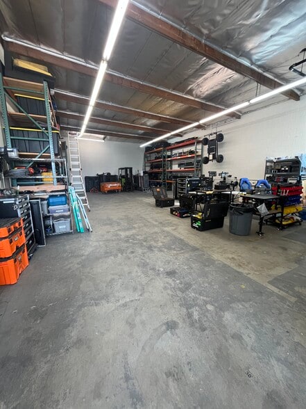 More Photos Of 16115 Valerio St, Van Nuys Warehouse For Lease