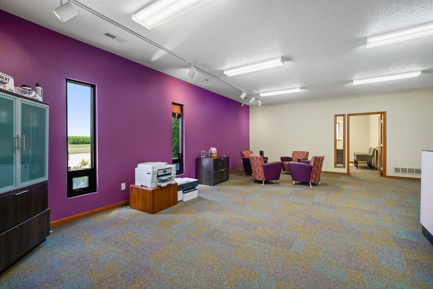 More Photos Of 1801 N 13th Ave E, Newton Flex For Lease