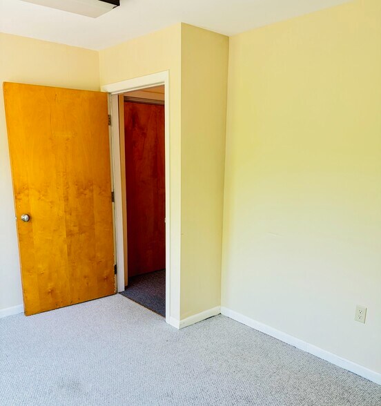 More Photos Of 567 Vauxhall St, Waterford Medical For Sale