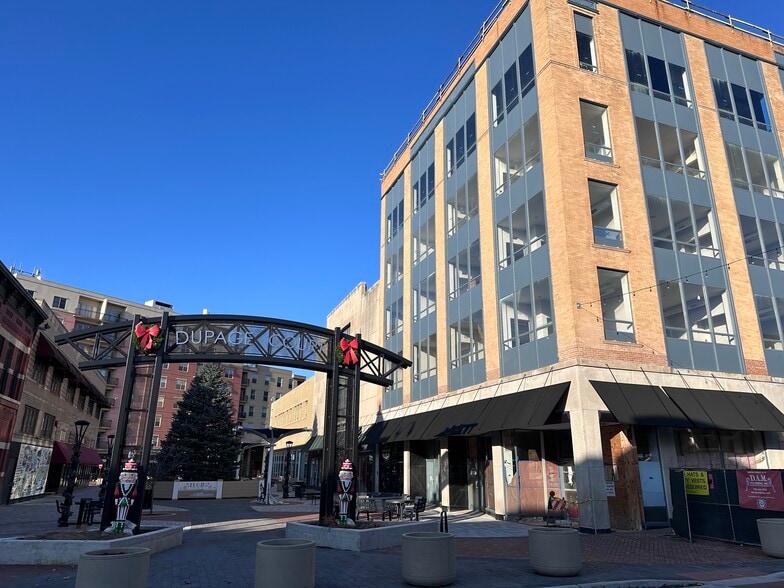 More Photos Of 40 Du Page Ct, Elgin Apartments For Lease