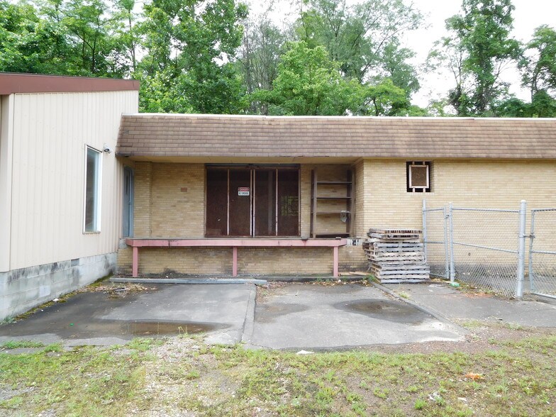 More Photos Of 212 Flint St, Clarksburg Service For Lease