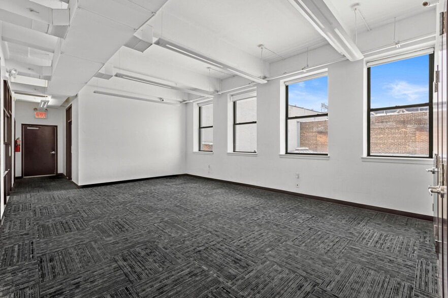 More Photos Of 11-17 43rd Ave, Long Island City Office For Lease