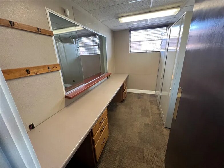 More Photos Of 909 N Logan Ave, Danville Medical For Sale