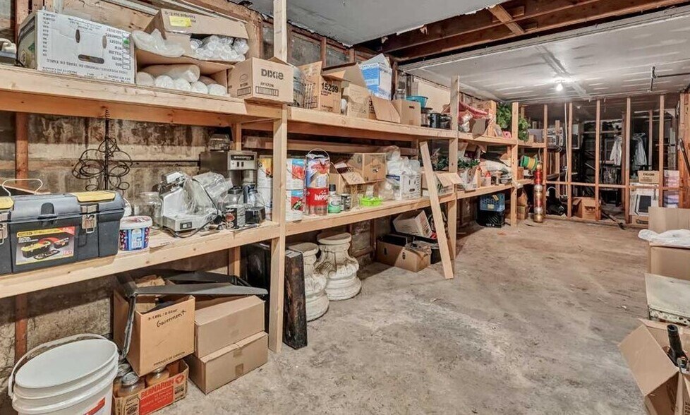 More Photos Of 16 3 St NE, Medicine Hat Restaurant For Sale