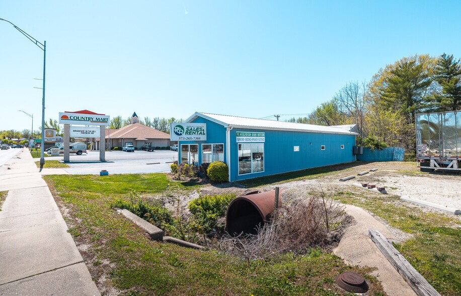 More Photos Of 329 N Jefferson St, Saint James Freestanding For Sale