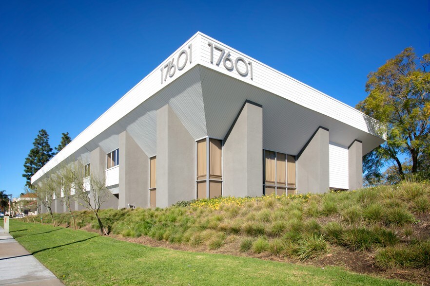 More Photos Of 17601 E 17th St, Tustin Medical For Lease