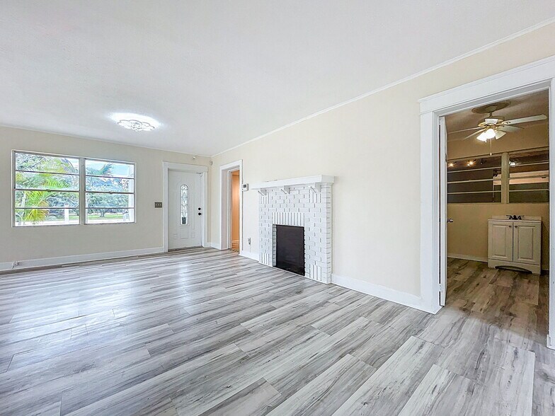 More Photos Of 301 N US Highway 41, Ruskin Office Residential For Lease