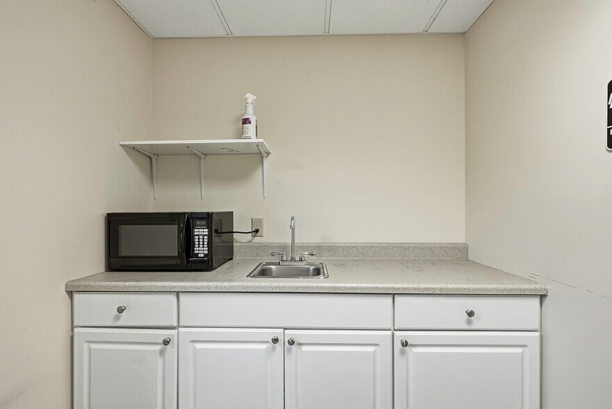 More Photos Of 37 Pierce St, Northborough Office For Sale