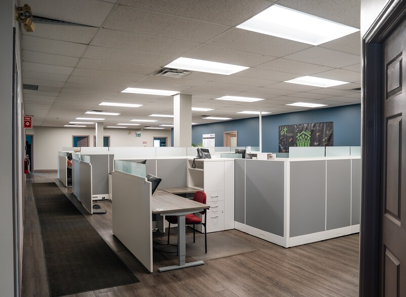More Photos Of 200 Eastport Blvd, Hamilton Warehouse For Lease