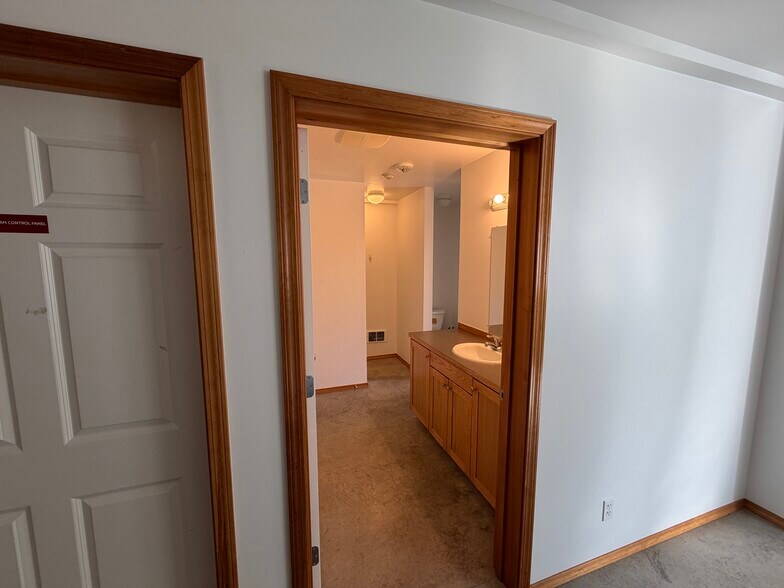 More Photos Of 22407 Foss Rd NE, Poulsbo Warehouse For Lease