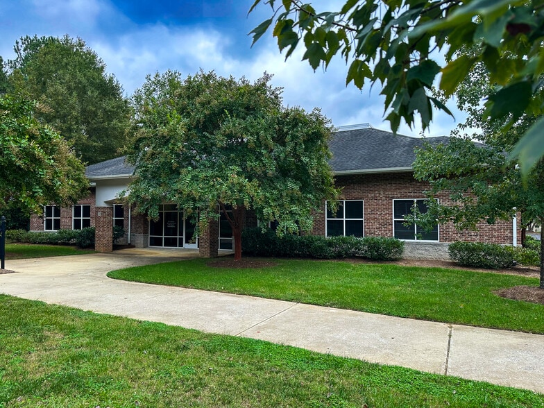 More Photos Of 662 Veterans Pky, Clayton Medical For Lease