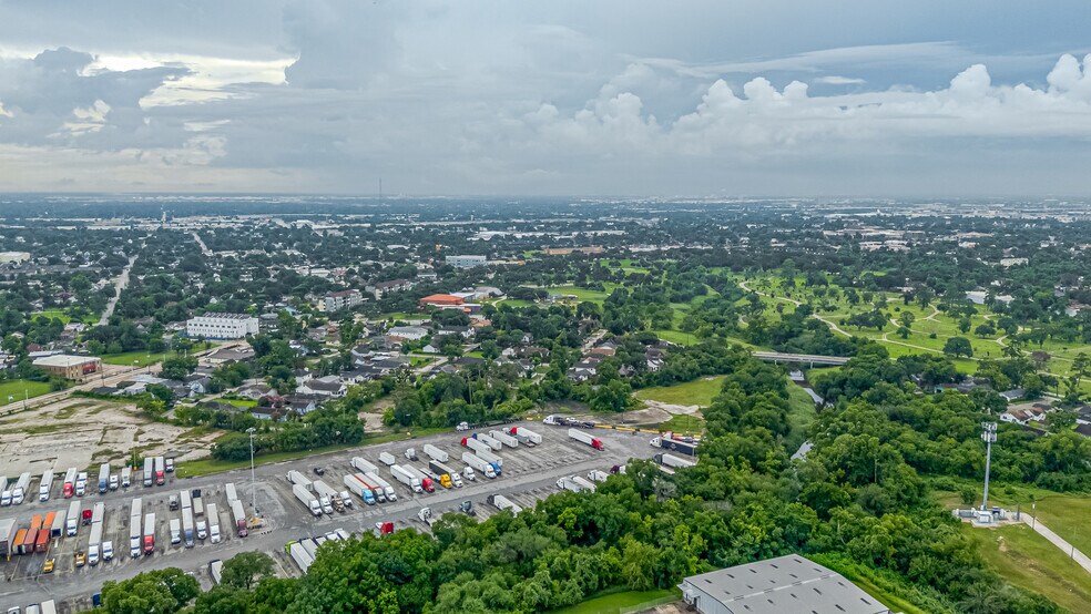 More Photos Of 2535 North Fwy, Houston Office For Lease