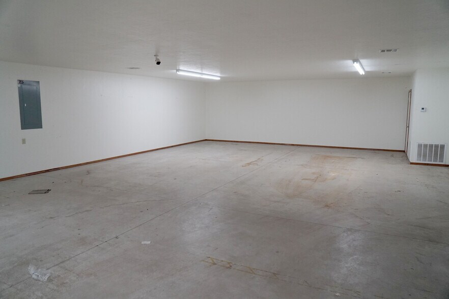 More Photos Of 106 W 3rd St, Chandler Auto Repair For Sale